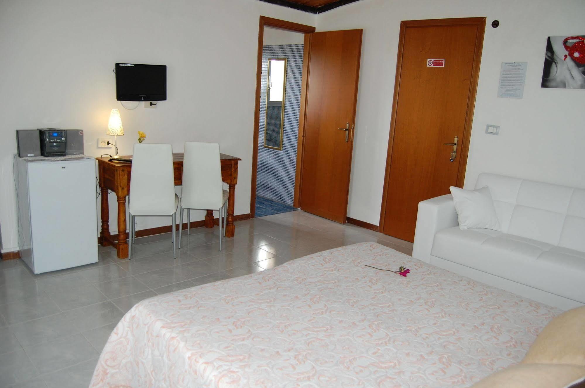 Bed and Breakfast Il Mirto E La Rosa Аренелла Экстерьер фото